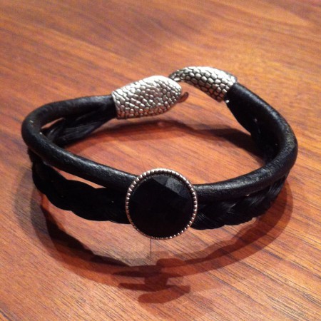 Dubbele armband met leer en vlecht, en slangenslot